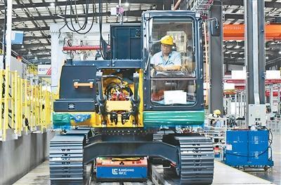 國產(chǎn)大模型崛起 技術(shù)開發(fā)硬核突破引領(lǐng)全球新潮流